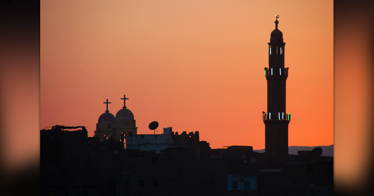 A mosque and a church in Egypt. - Photo: Flickr / David Evers