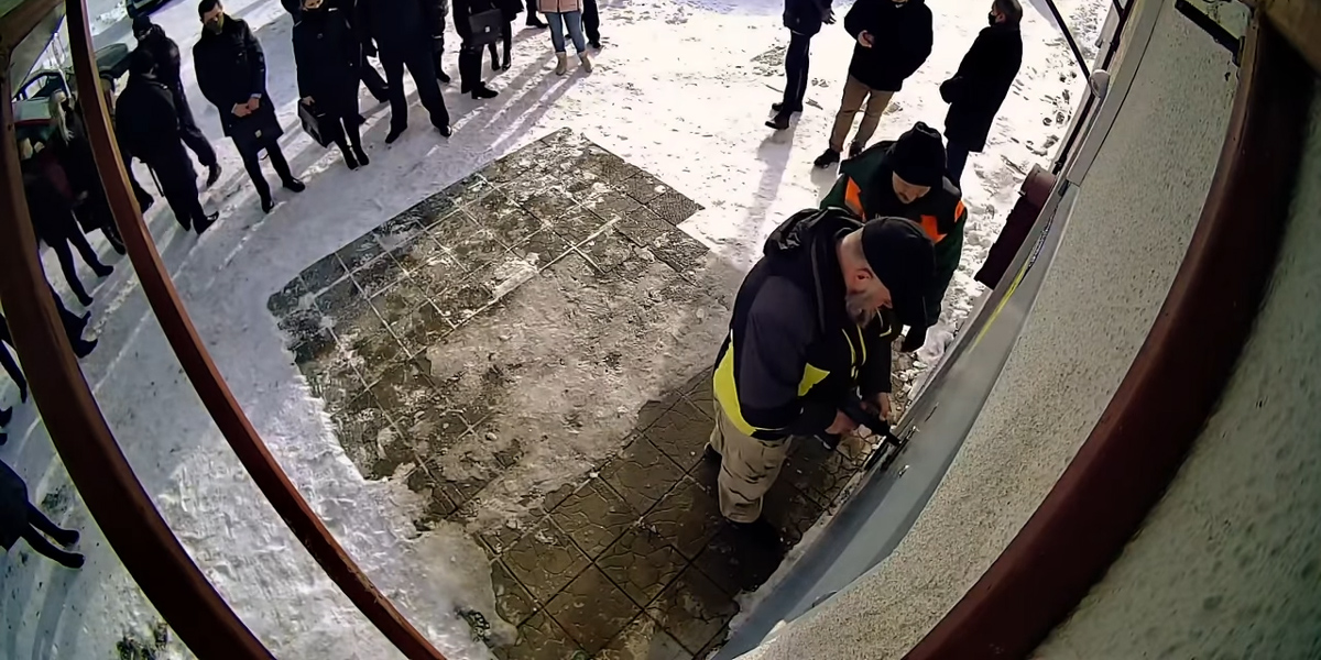 Authorities forcibly entering New Life Church - Photo: YouTube/New Life Church (screenshot)