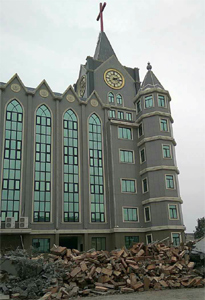 The gate of Changlin Church lies in ruin after authorities demolished it. (ChinaAid)