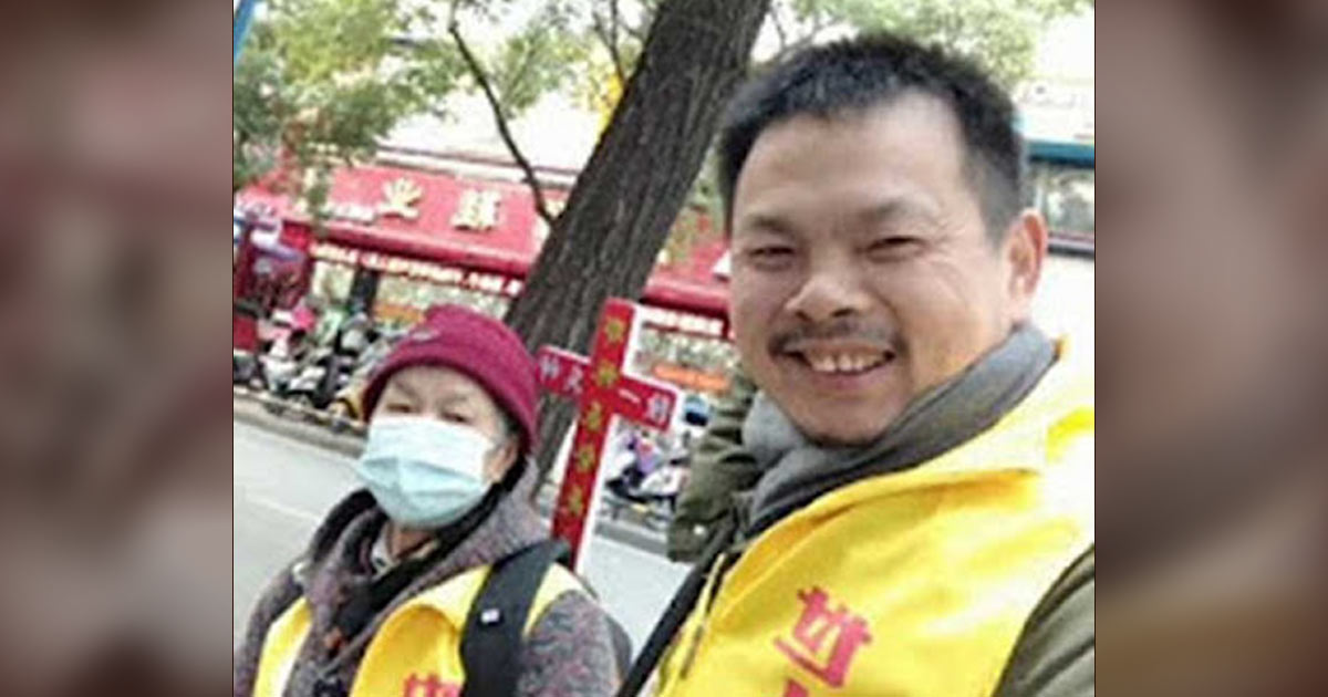 Chen Wensheng is standing outside with his mother.