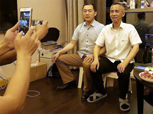 Li Heping (right) next to his brother, Li Chunfu, after his release.