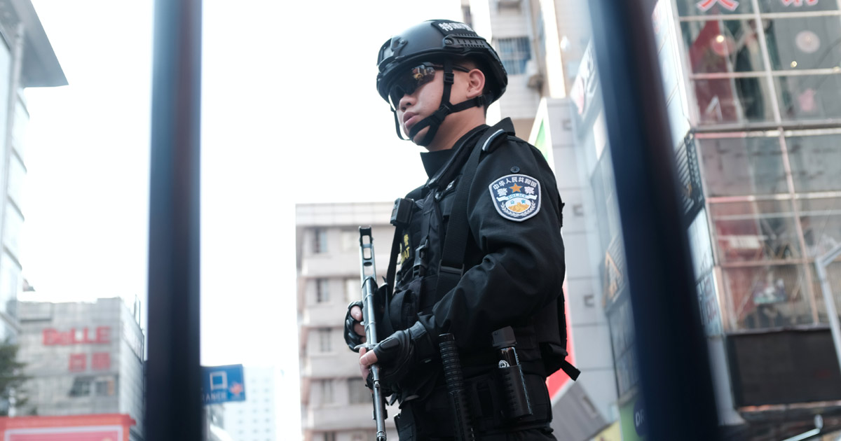 Police officer in China - Photo: Unsplash / Vincent Chan