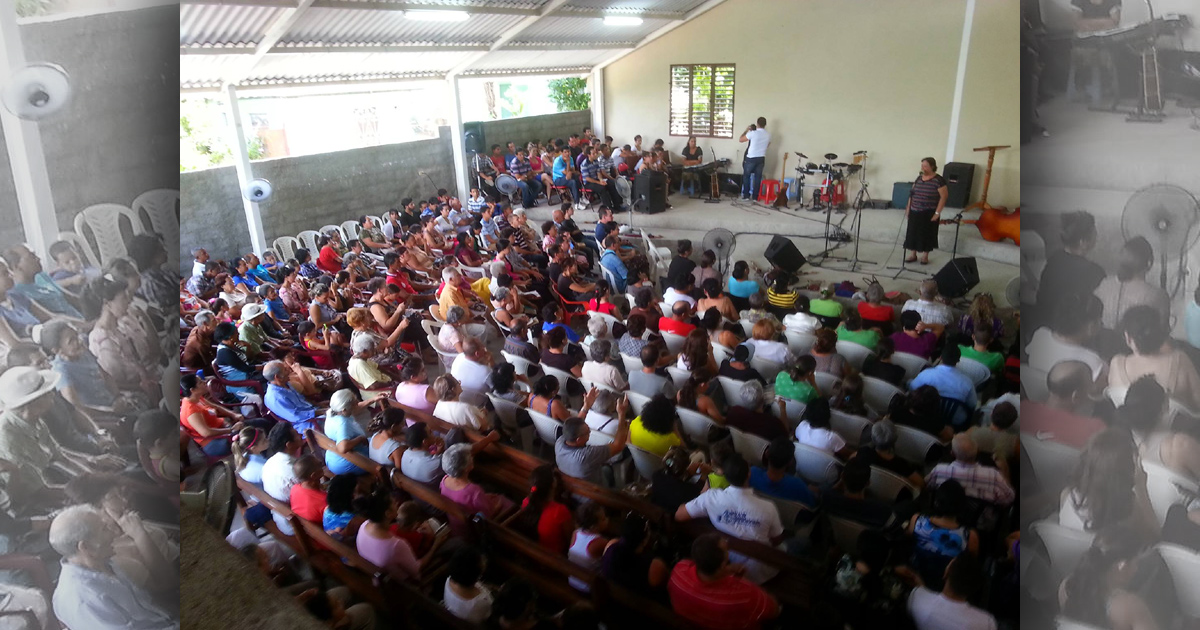 Amparo Gallo's congregation - Photo: VOM USA