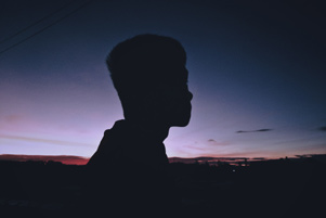 Silhouette of a man - Photo: Unsplash / Tommy Trinh