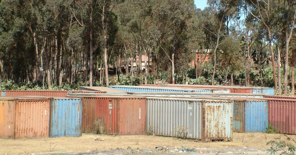 Several rusty shipping containers - Photo: VOMC