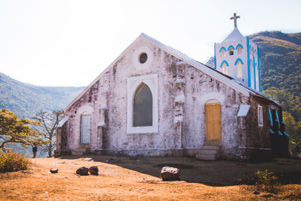 Church in India - Photo: Unsplash / Paul Silvan