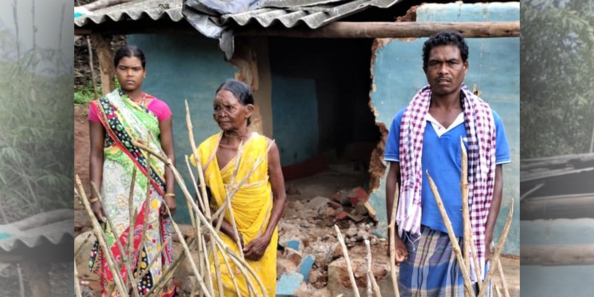 Kanduru Mudulu & his mother and daughter - Photo: Morning Star News www.morningstarnews.org