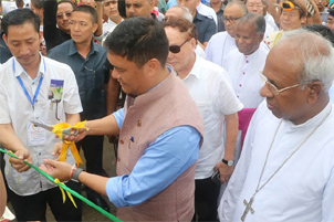 Chief Minister Pema Khandu at a celebration - Image: World Watch Monitor www.worldwatchmonitor.org