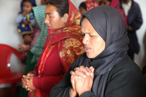 Nepali Christians praying - Photo: AsiaNews