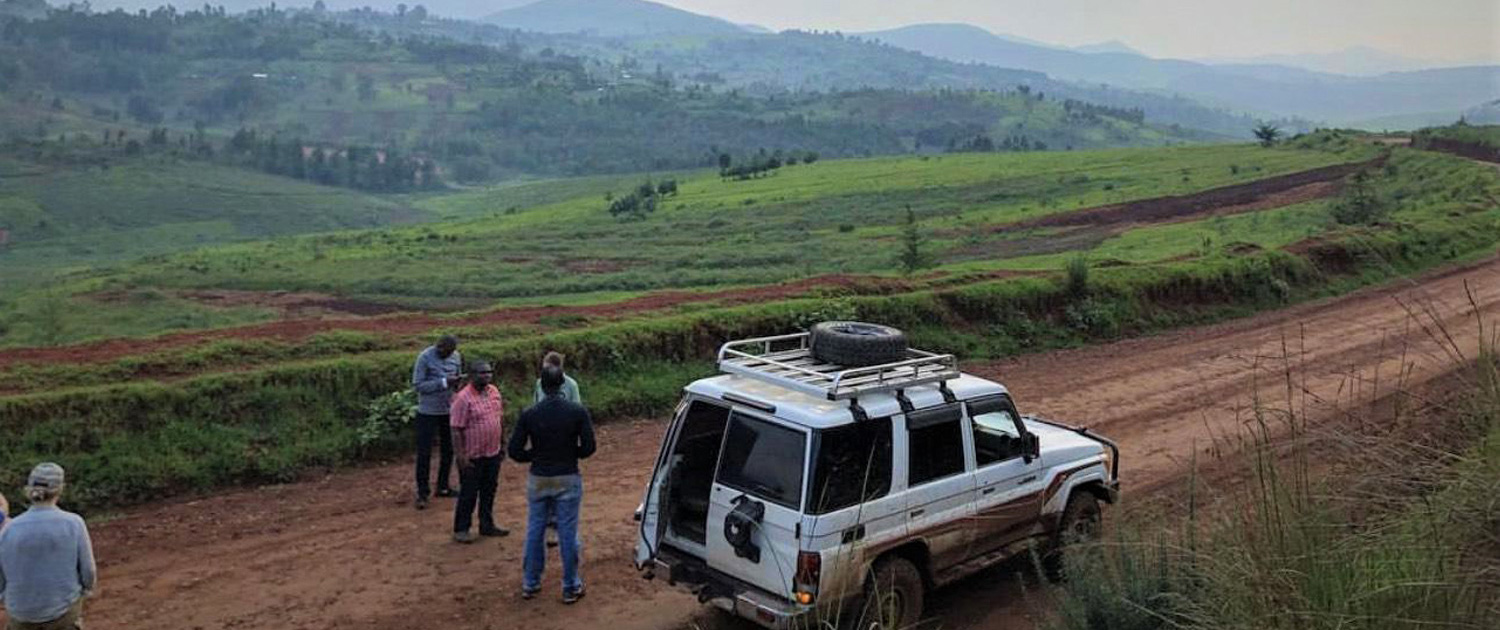 DRC - Some people have stopped on the side of the road in the hills. - Photo: Wikimedia/EdwinAlden.1995