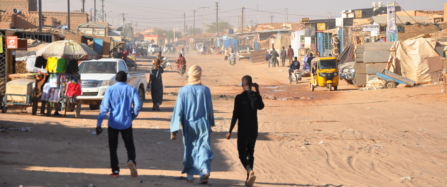 Niger - Several people and vehicles fill a street in Arlit, Niger - Photo: Wikimedia/NigerTZai 