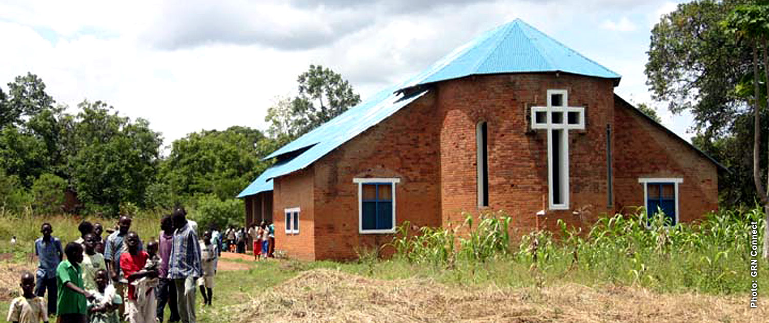 Sudan - Church with parishioners visiting outside - Photo: VOMK