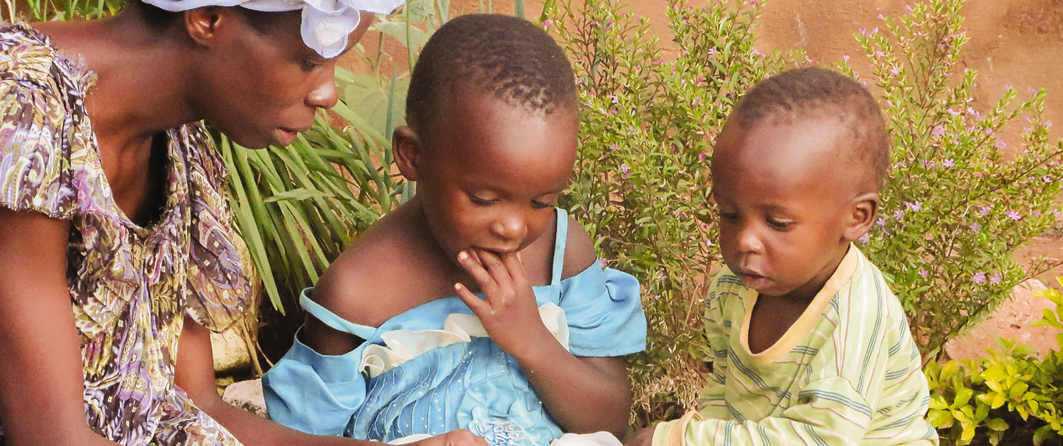 Uganda - Woman reading to children - Photo: VOMC